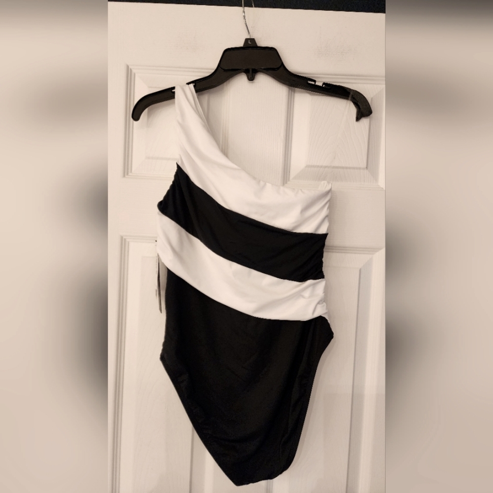 LA BLANCA Island Goddess Shirred One Shoulder One Piece Black/White Size 8 - Picture 5 of 12